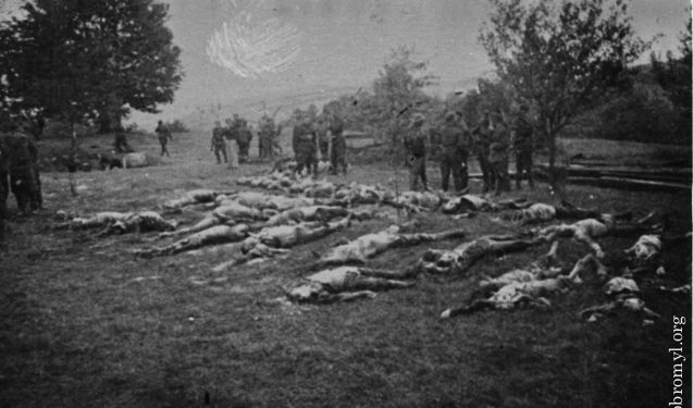 Урочище Саліна. Липень 1941 року. Словацькі військові оглядають тіла вбитих.
